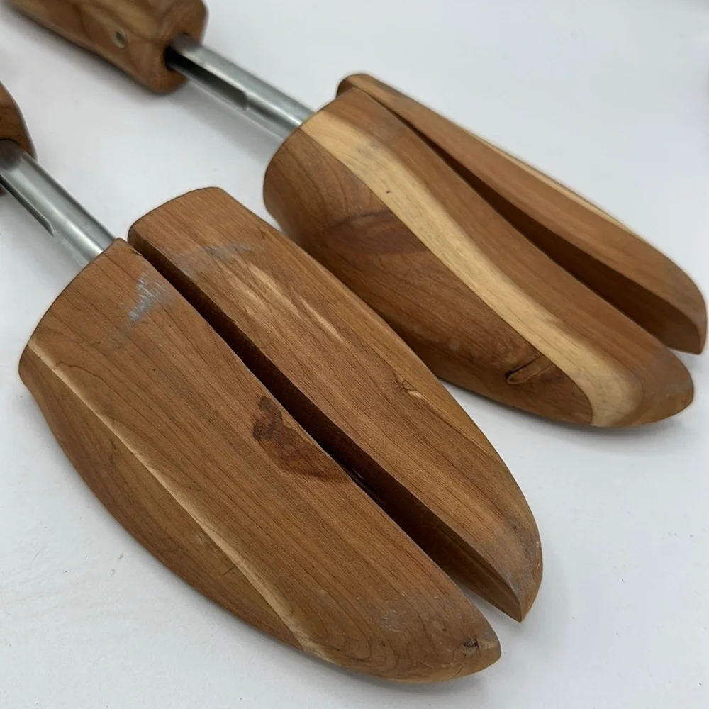Split-toe cedar shoe tree pair, size M